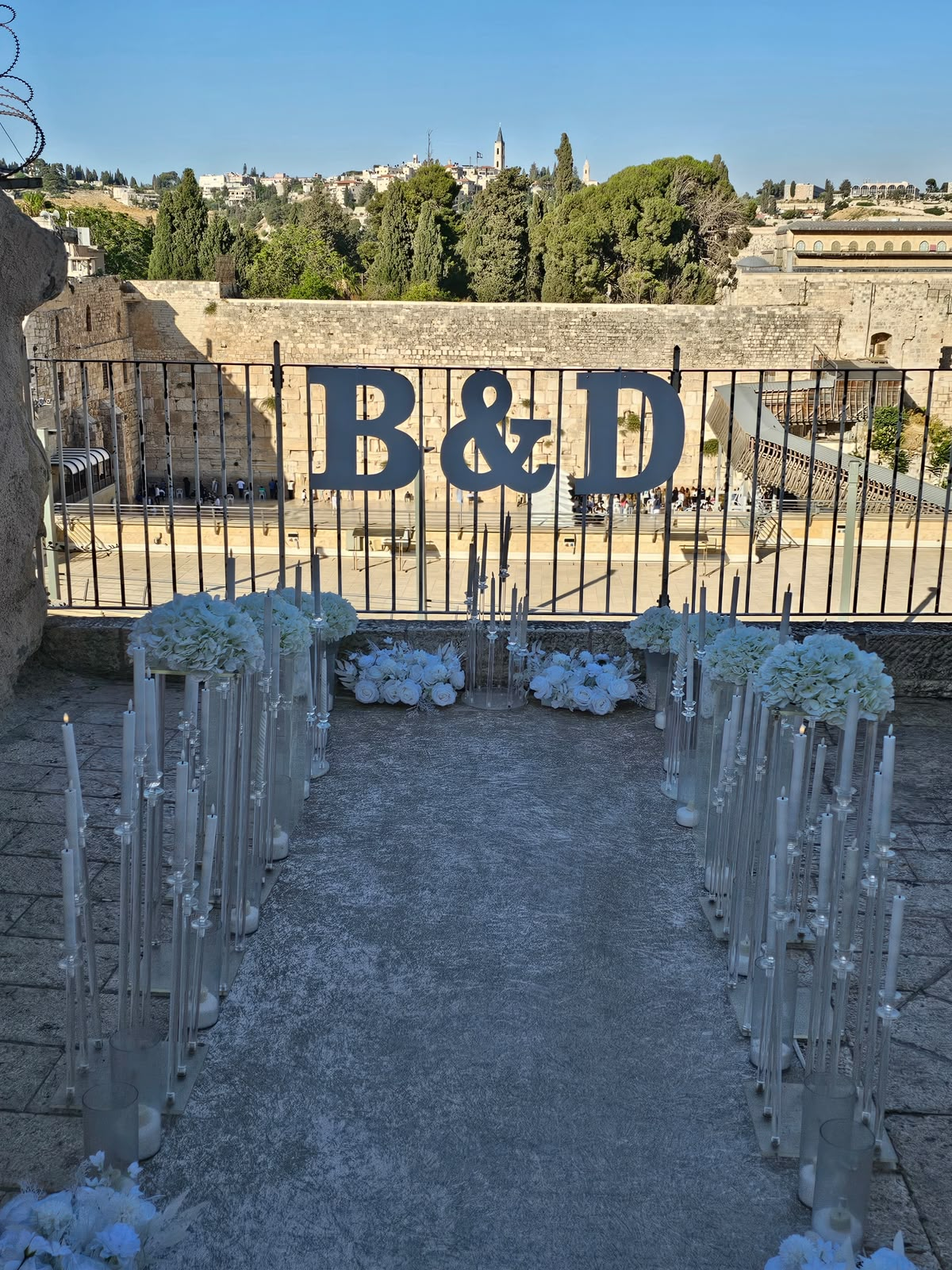 אותיות B&D ענקיות מול הכותל