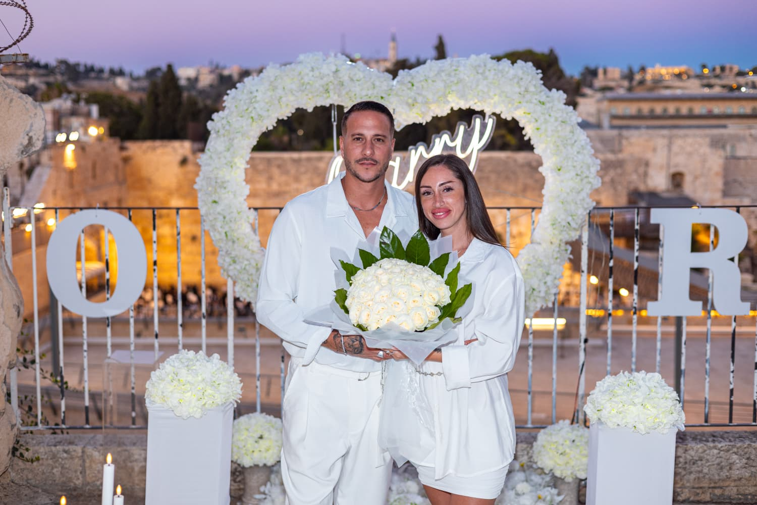 הזוג עם זר ורדים לבן